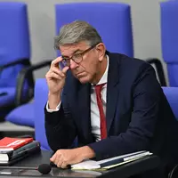 Weimer hatte eine gesetzliche Investitionspflicht zunächst selbst abgelehnt. Inzwischen sieht er in dem Gesetzentwurf einen «klugen Kompromiss». - Foto: Michael Brandt/dpa