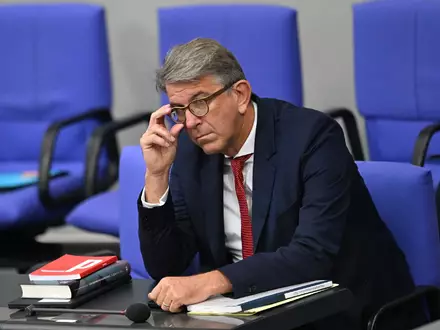 Weimer hatte eine gesetzliche Investitionspflicht zunächst selbst abgelehnt. Inzwischen sieht er in dem Gesetzentwurf einen «klugen Kompromiss». - Foto: Michael Brandt/dpa