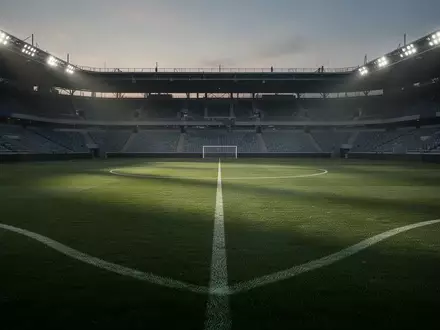 Ein leerer, perfekt gepflegter Fußballplatz unter Flutlicht bei Dämmerung in einem leeren Stadion. - Foto: über boerse-global.de