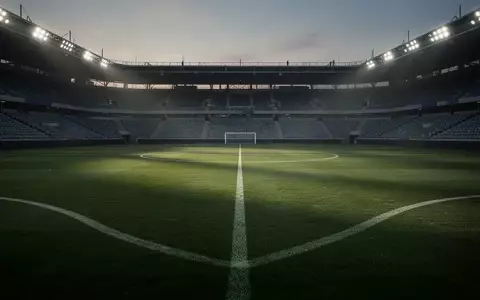 Ein leerer, perfekt gepflegter Fußballplatz unter Flutlicht bei Dämmerung in einem leeren Stadion. - Foto: über boerse-global.de