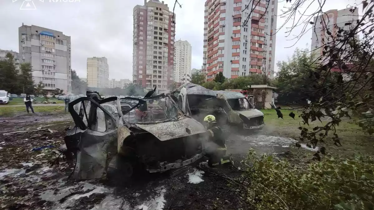 Jeden Tag schlagen in Kiew russische Kampfdrohnen ein.  - Bild: -/Ukrainian Emergency Service/AP/dpa