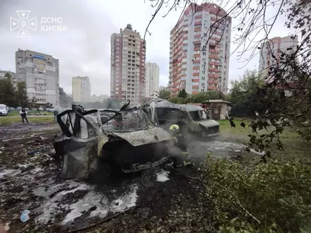 Jeden Tag schlagen in Kiew russische Kampfdrohnen ein.  - Foto: -/Ukrainian Emergency Service/AP/dpa