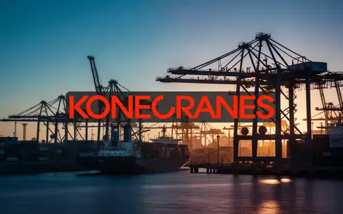 Moderne Hafenanlage mit Industriekränen bei Sonnenuntergang als Symbol für industrielle Stärke und Marktwachstum. - Foto: über boerse-global.de