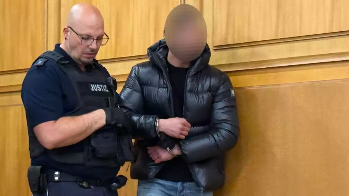 Der angeklagte mutmaßliche Bankräuber wollte laut Staatsanwaltschaft mit der Beute seinen aufwendigen Lebensstil finanzieren. - Bild: Martin Oversohl/dpa