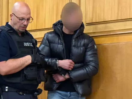 Der angeklagte mutmaßliche Bankräuber wollte laut Staatsanwaltschaft mit der Beute seinen aufwendigen Lebensstil finanzieren. - Foto: Martin Oversohl/dpa