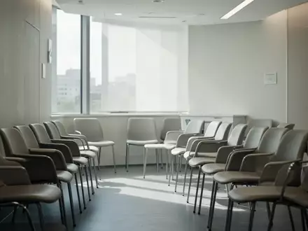 Ein leerer, modern gestalteter Wartebereich in einer Arztpraxis mit Tageslicht und minimalistischer Einrichtung. - Foto: über boerse-global.de