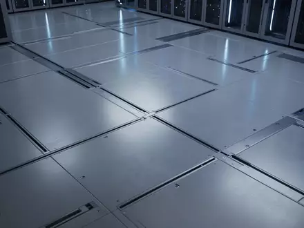 Ein minimalistischer, modern gestalteter Serverraum mit polierten Bodenfliesen und sanfter blauer Beleuchtung. - Foto: über boerse-global.de