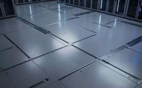 Ein minimalistischer, modern gestalteter Serverraum mit polierten Bodenfliesen und sanfter blauer Beleuchtung. - Foto: über boerse-global.de