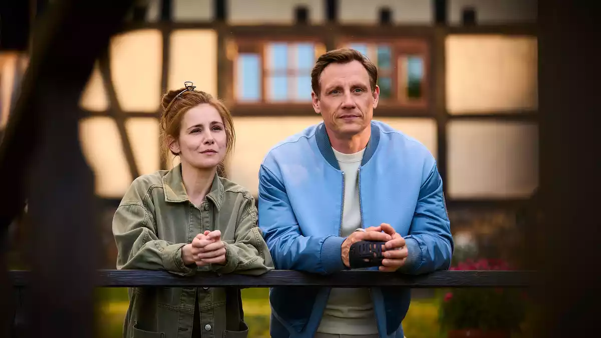 Charlie (Josefine Preuß) und Moritz (Patrick Kalupa) stehen nebeneinander. Wie geht es mit den beiden weiter? - Bild: Gordon Muehle/ZDF/dpa