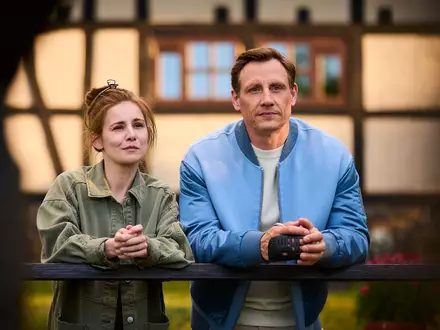 Charlie (Josefine Preuß) und Moritz (Patrick Kalupa) stehen nebeneinander. Wie geht es mit den beiden weiter? - Foto: Gordon Muehle/ZDF/dpa