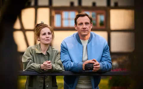 Charlie (Josefine Preuß) und Moritz (Patrick Kalupa) stehen nebeneinander. Wie geht es mit den beiden weiter? - Foto: Gordon Muehle/ZDF/dpa