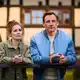 Charlie (Josefine Preuß) und Moritz (Patrick Kalupa) stehen nebeneinander. Wie geht es mit den beiden weiter? - Bild: Gordon Muehle/ZDF/dpa