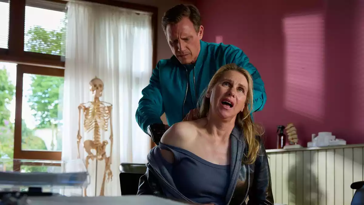 Die neue Pastorin Maike Claussen (vorne, Tanja Schleiff) sucht Hilfe bei Dr. Nice (Patrick Kalupa), hier in einer undatierten Szene eines «Dr. Nice»-Films.  - Bild: Rudolf Wernicke/ZDF/dpa