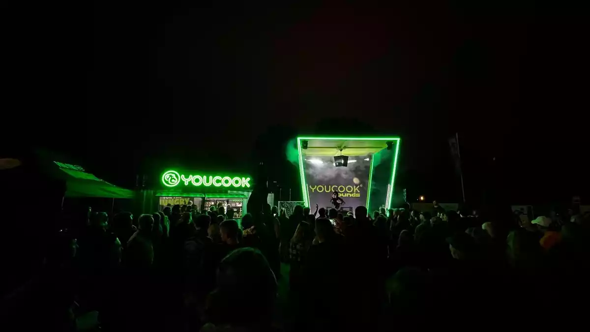 Erfolgreiche Premiere: YOUCOOK Sounds-Bühne begeistert das Publikum im Reeperbahn Festival Village mit der Leidenschaft und Vielfalt einer jungen Musik-Szene / Tour-Support für aufstrebende Pop-Artists - Bild: presseportal.de