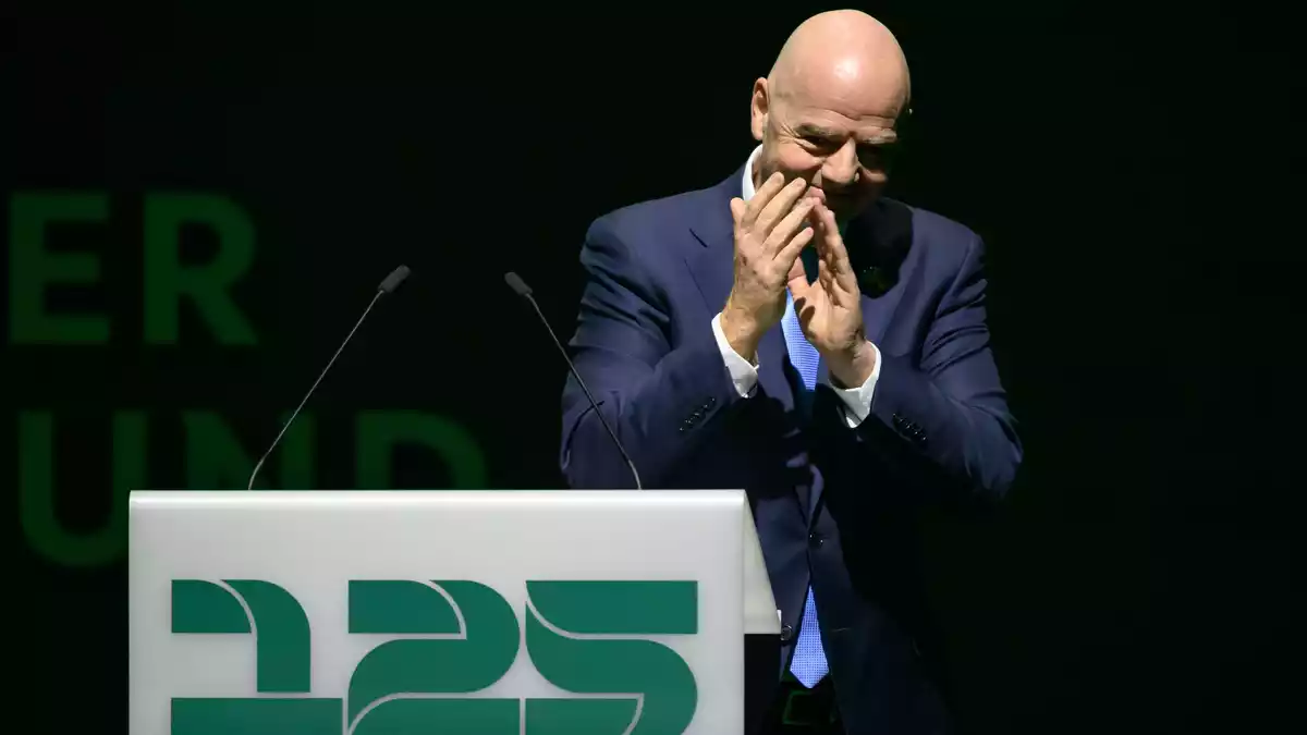 Der Druck auf FIFA-Boss Infantino wird hochgehalten. (Archivbild) - Bild: Hendrik Schmidt/dpa