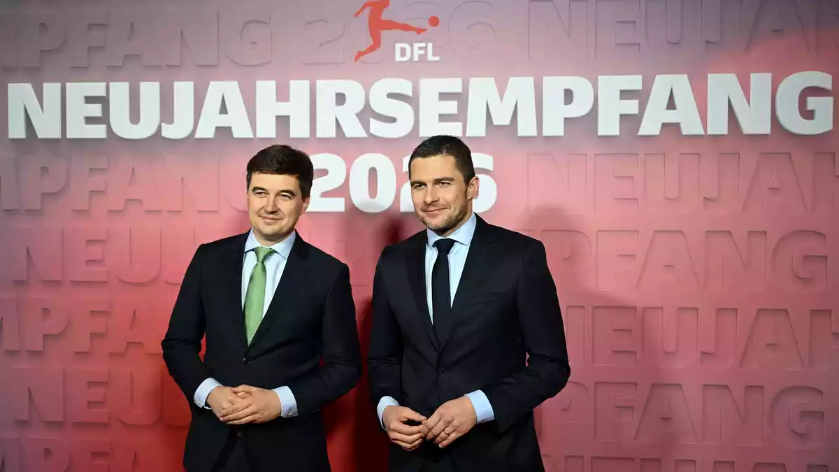 Lenz (r) unterzeichnete das Schreiben für die Bundesliga. (Archivbild) - Bild: Florian Wiegand/dpa
