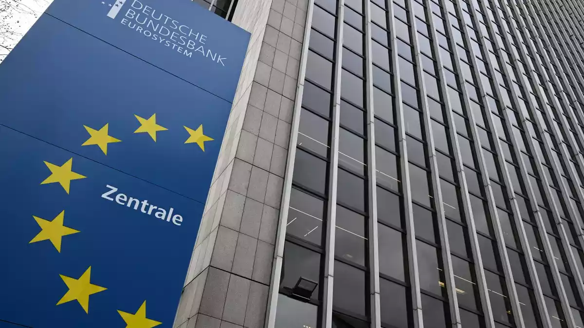 Der Vorstand der Deutschen Bundesbank mit Sitz in Frankfurt besteht aus dem Präsidenten und dem Vizepräsidenten und vier weiteren Mitgliedern. (Archivbild) - Bild: Arne Dedert/dpa
