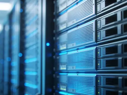 Moderne Serverinfrastruktur in einem Rechenzentrum mit blauer Beleuchtung als Symbol für Blockchain-Technologie. - Foto: über boerse-global.de
