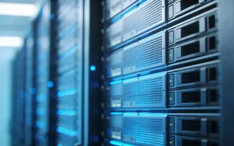 Moderne Serverinfrastruktur in einem Rechenzentrum mit blauer Beleuchtung als Symbol für Blockchain-Technologie. - Foto: über boerse-global.de