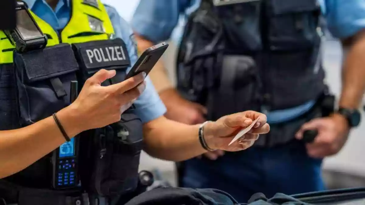 BPOL NRW: Bundespolizei vollstreckt Haftbefehle am Flughafen Köln Bonn. Drei Tage, drei Haftbefehle - die aufmerksamen Beamten der Bundespolizei konnten Fahndungserfolge verbuchen. - Bild: presseportal.de