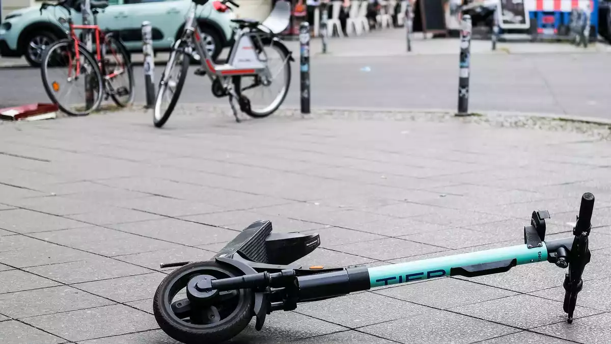 Für Unfälle mit E-Scootern sollen neue Haftungsregeln gelten. (Archivfoto) - Bild: Jens Kalaene/dpa-Zentralbild/dpa