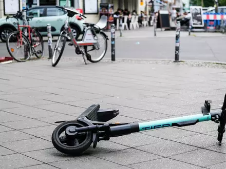 Für Unfälle mit E-Scootern sollen neue Haftungsregeln gelten. (Archivfoto) - Foto: Jens Kalaene/dpa-Zentralbild/dpa