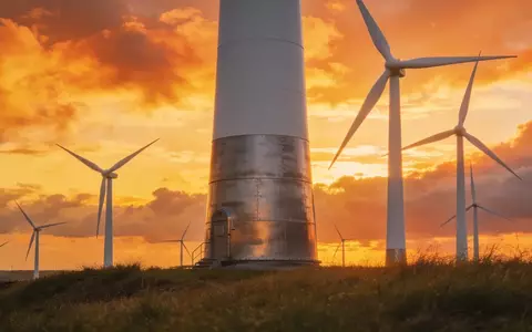 Moderne Windkraftanlagen in einem Windpark bei Sonnenaufgang. - Foto: über boerse-global.de