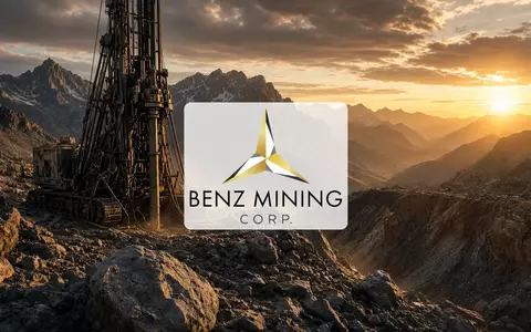 Industrielle Bohranlage in einer weitläufigen, bergigen Landschaft bei Sonnenuntergang. - Foto: über boerse-global.de