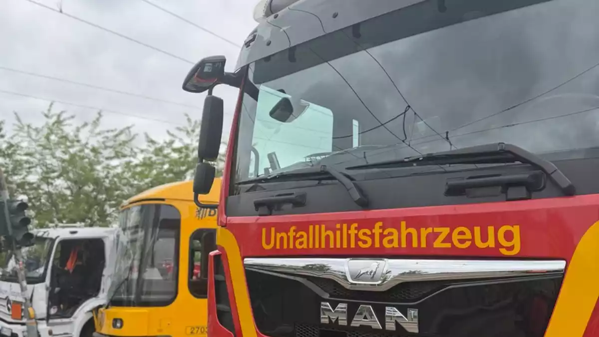 FW Dresden: LKW und Straßenbahn stoßen zusammen, vier Verletzte - Bild: presseportal.de