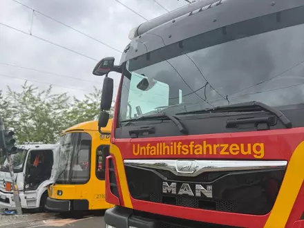 FW Dresden: LKW und Straßenbahn stoßen zusammen, vier Verletzte - Foto: presseportal.de