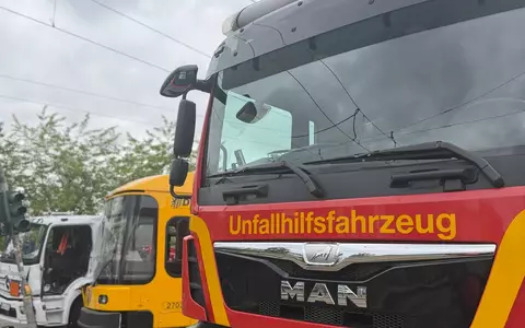 FW Dresden: LKW und Straßenbahn stoßen zusammen, vier Verletzte - Foto: presseportal.de