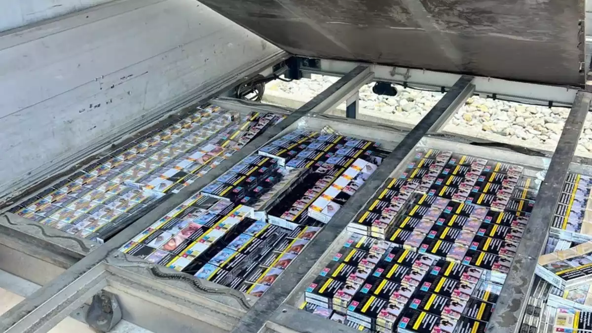 HZA-RO: Zigaretten in professionellem Schmuggelversteck / ZOLL entdeckt über 48.000 Zigaretten im doppelten Boden eines Kleintransporters aus Bulgarien - Bild: presseportal.de