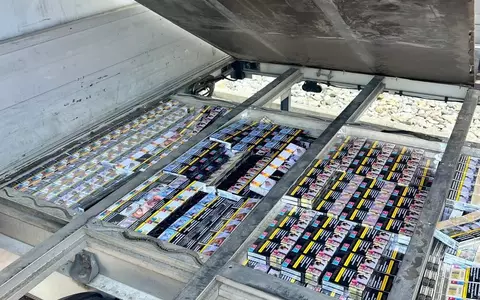 HZA-RO: Zigaretten in professionellem Schmuggelversteck / ZOLL entdeckt über 48.000 Zigaretten im doppelten Boden eines Kleintransporters aus Bulgarien - Foto: presseportal.de