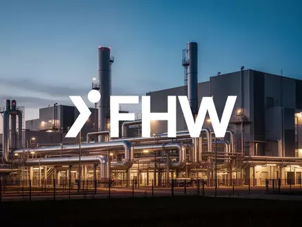 Moderne Infrastruktur eines Fernheizwerks in der Abenddämmerung mit atmosphärischer Beleuchtung. - Foto: über boerse-global.de