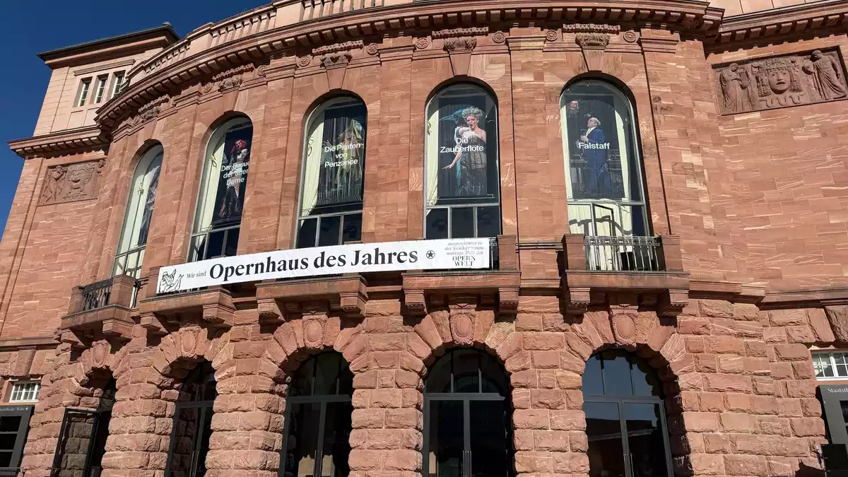 Am Staatstheater Mainz wurde am Freitag ein Banner mit der Aufschrift «Wir sind Opernhaus des Jahres» aufgehängt. - Bild: Christian Schultz/dpa