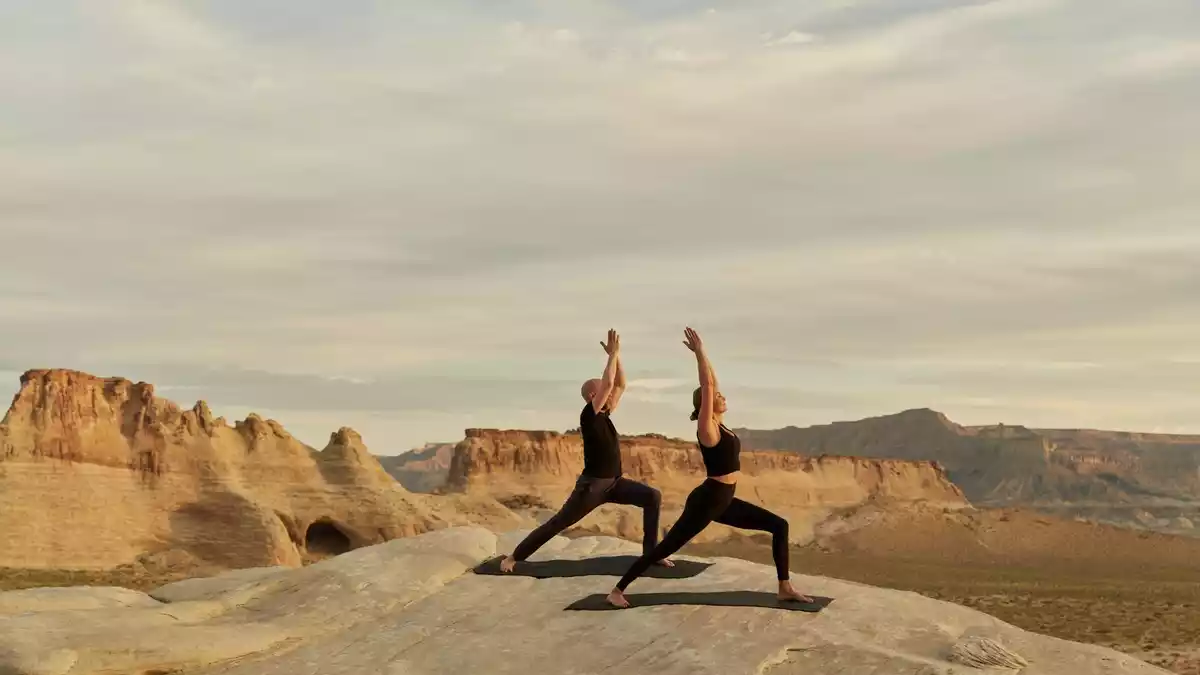 Yoga on the Rocks statt Spa von der Stange / Wüste, Eis, Dschungel und jahrhundertealte Heiltraditionen: FYNE Travel zeigt, wo Wellness selbst zum Reiseerlebnis wird - Bild: presseportal.de