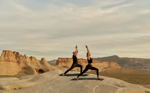 Yoga on the Rocks statt Spa von der Stange / Wüste, Eis, Dschungel und jahrhundertealte Heiltraditionen: FYNE Travel zeigt, wo Wellness selbst zum Reiseerlebnis wird - Foto: presseportal.de