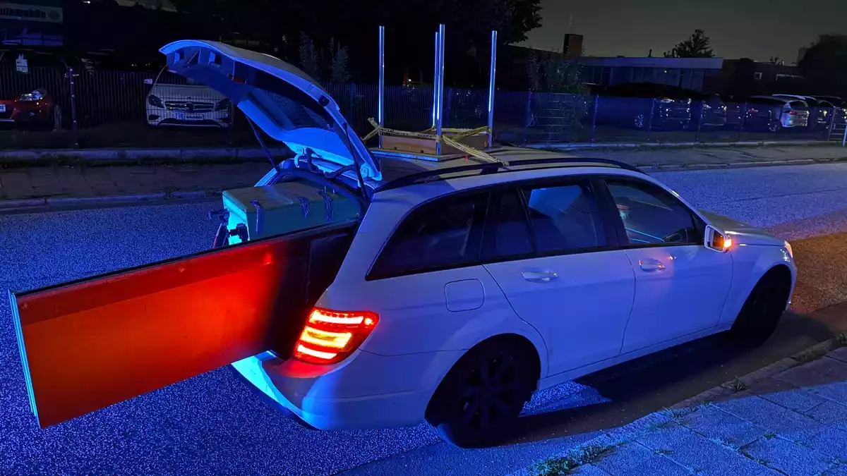 POL-Bremerhaven: Kombi als Umzugstransporter: Tisch auf dem Dach und ungesicherte Schränke im Heck - Bild: presseportal.de