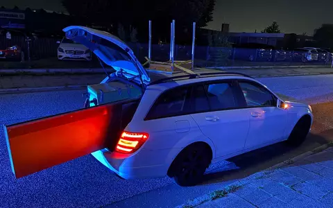 POL-Bremerhaven: Kombi als Umzugstransporter: Tisch auf dem Dach und ungesicherte Schränke im Heck - Foto: presseportal.de
