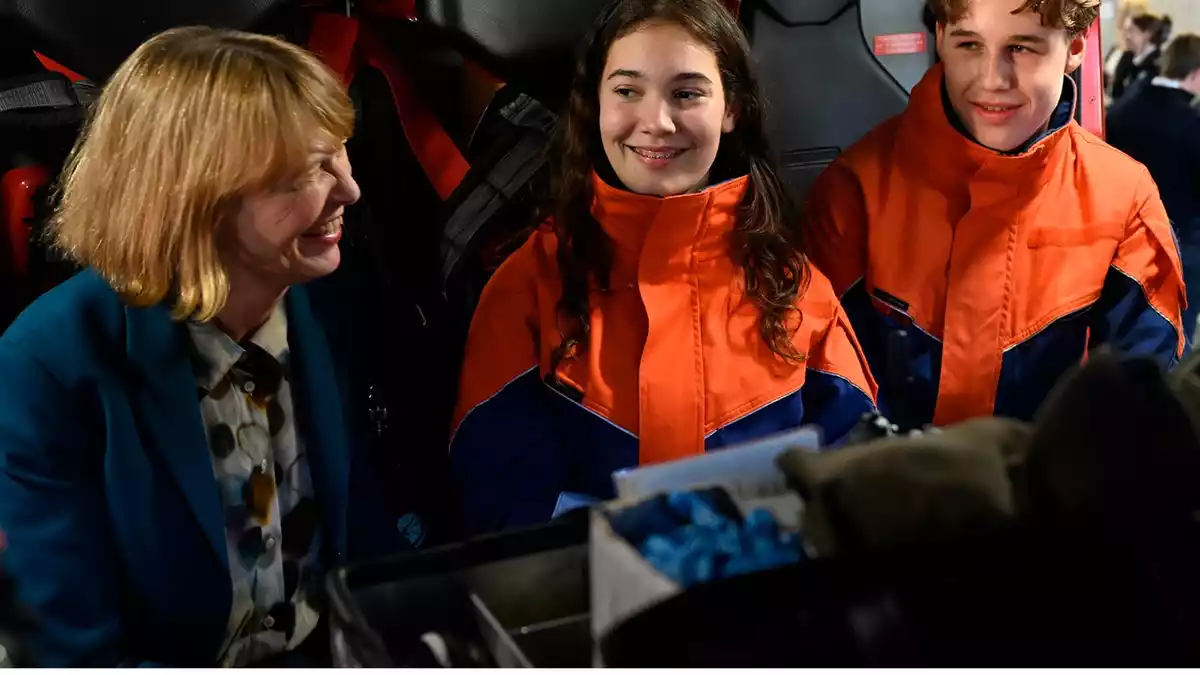 FW-M: Elke Büdenbender besucht Jugendfeuerwehr München (Schwabing) - Bild: presseportal.de