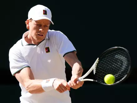Fällt weiter verletzt aus: Tennisstar Jannik Sinner. (Archivbild) - Foto: Ben Whitley/PA Wire/dpa