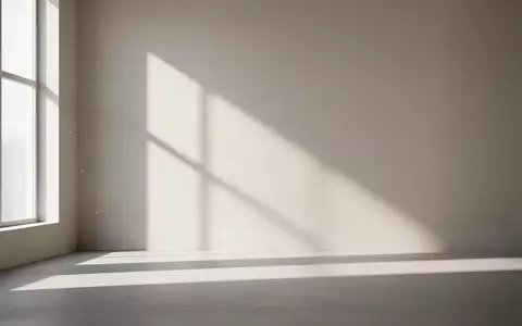 Ein minimalistischer, heller Raum mit klaren geometrischen Schatten an einer leeren Wand. - Foto: über boerse-global.de