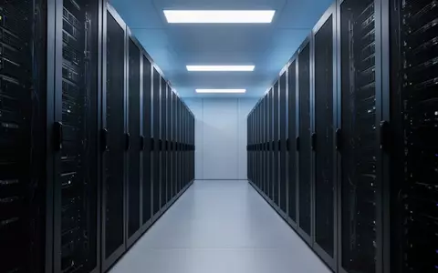 Ein moderner, minimalistischer Serverraum mit unbeschrifteten Serverschränken in einer kühlen, blauen Beleuchtung. - Foto: über boerse-global.de
