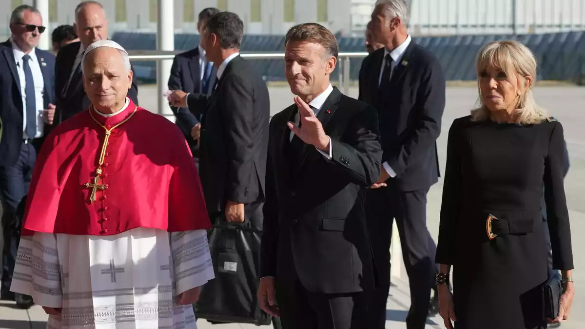 Frankreichs Präsident Emmanuel Macron und seine Ehefrau Brigitte kamen für Papst Leo XIV. zum Flughafen. - Bild: Gregorio Borgia/AP/dpa
