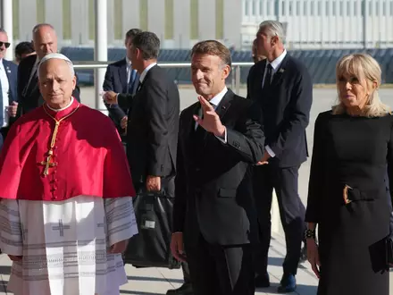 Frankreichs Präsident Emmanuel Macron und seine Ehefrau Brigitte kamen für Papst Leo XIV. zum Flughafen. - Foto: Gregorio Borgia/AP/dpa