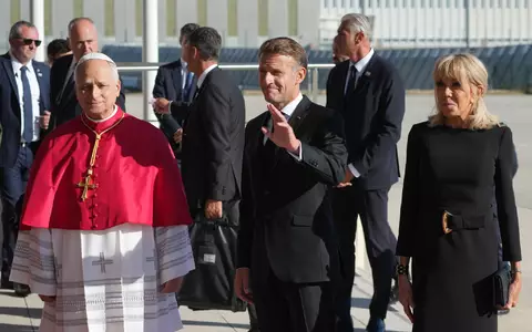 Frankreichs Präsident Emmanuel Macron und seine Ehefrau Brigitte kamen für Papst Leo XIV. zum Flughafen. - Foto: Gregorio Borgia/AP/dpa