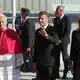 Frankreichs Präsident Emmanuel Macron und seine Ehefrau Brigitte kamen für Papst Leo XIV. zum Flughafen. - Bild: Gregorio Borgia/AP/dpa