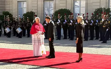 Frankreichs Präsident Emmanuel Macron und seine Ehefrau Brigitte schütteln Hände mit dem Papst im Hof des Élysée-Palastes. - Foto: Christoph Sator/dpa