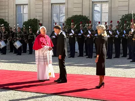 Frankreichs Präsident Emmanuel Macron und seine Ehefrau Brigitte schütteln Hände mit dem Papst im Hof des Élysée-Palastes. - Foto: Christoph Sator/dpa