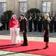 Frankreichs Präsident Emmanuel Macron und seine Ehefrau Brigitte schütteln Hände mit dem Papst im Hof des Élysée-Palastes. - Bild: Christoph Sator/dpa